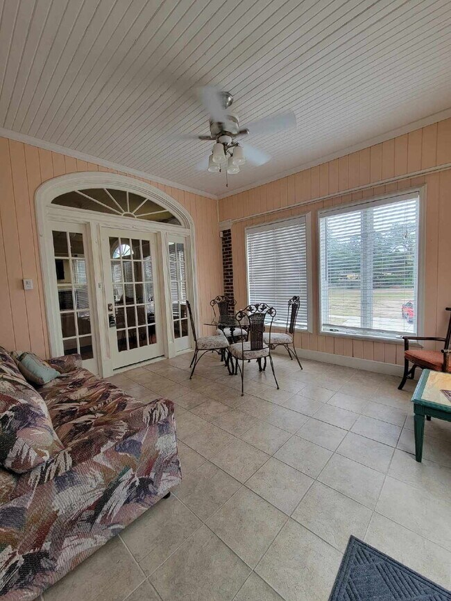 Building Photo - Historic home 2/1 for rent! Fully furnished