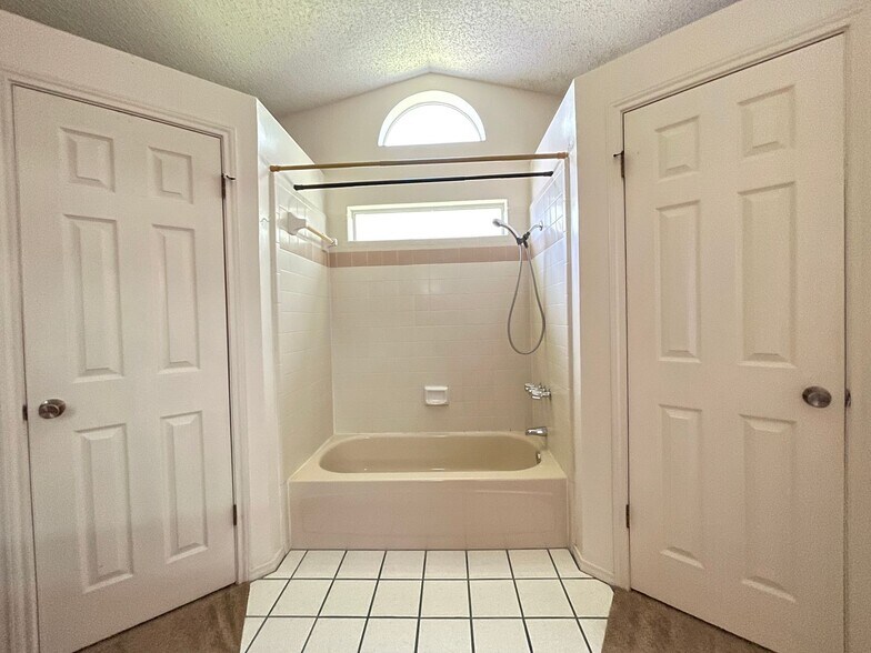 Building Photo - 4714 Mesa Dr
