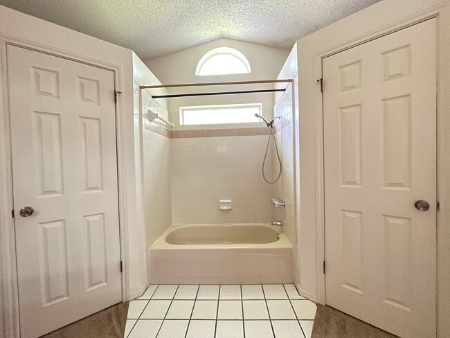 Building Photo - 4714 Mesa Dr