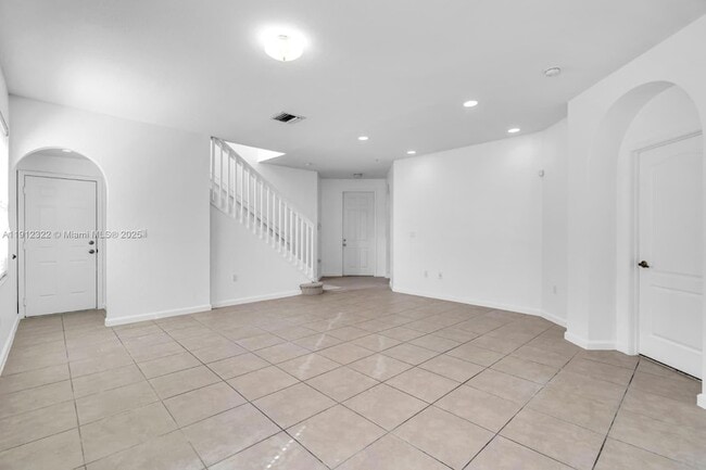 Building Photo - 1095 NE 39th Ave