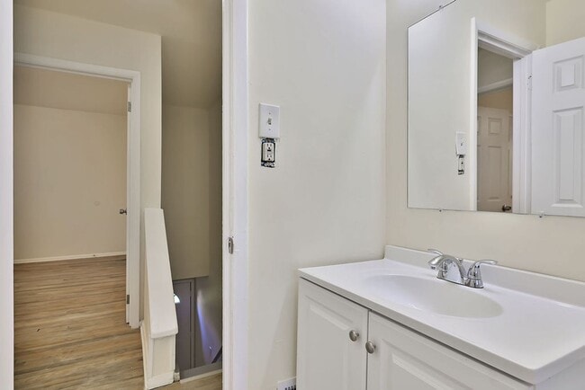 Building Photo - Newly Renovated Duplex