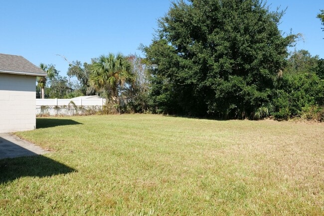 Building Photo - Spacious 4/2 home with 2 car garage Availa...