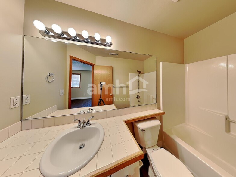 Building Photo - 495 Sunset Ridge Dr