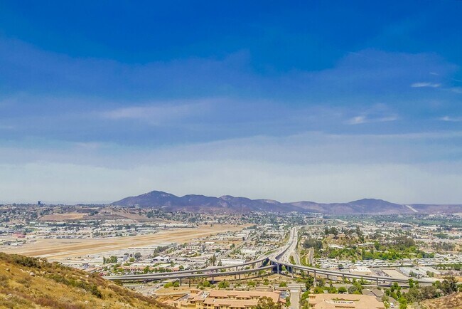 Building Photo - Beautiful Sky Ranch home with Spectacular Views!