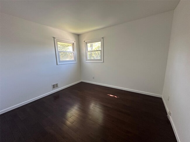 Building Photo - 14 Somers Ln