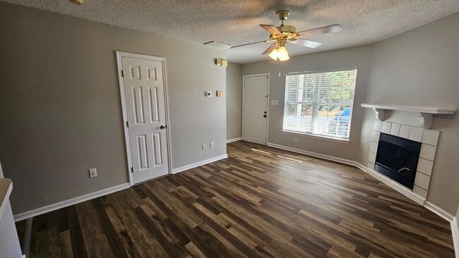 Building Photo - 2 BR 2.5 BA in Hunters Creek