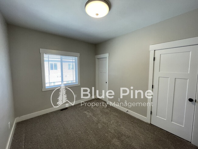 Building Photo - 700 S Saturn Ave