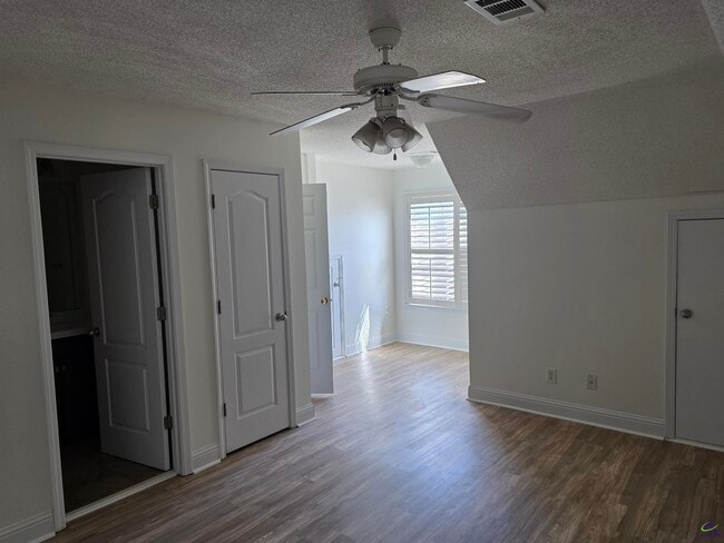 Building Photo - 604 Twelve Oaks Dr