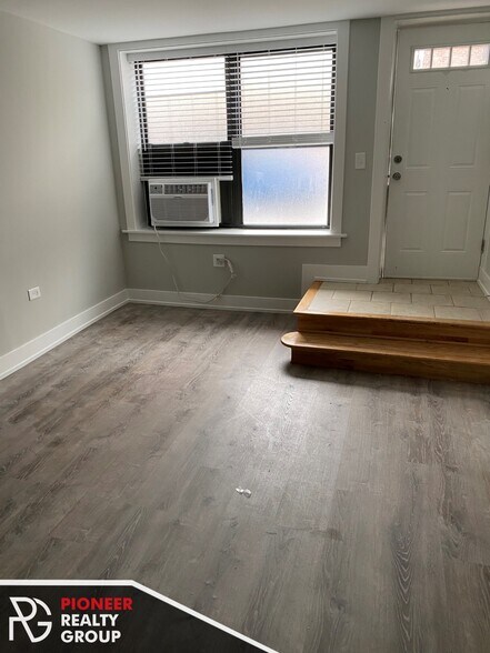 Building Photo - 711 W Brompton Ave