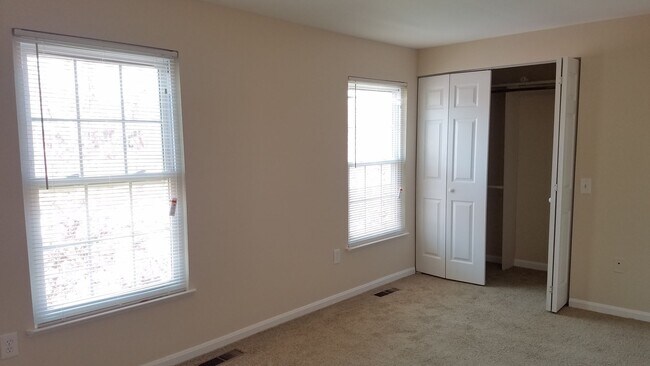 Building Photo - End Unit townhouse in established Frederick neighborhood ready for you!