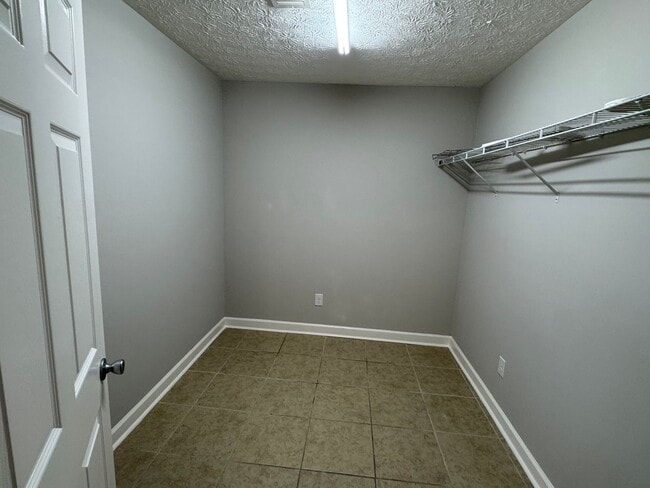 Building Photo - Lovely Brick Home!