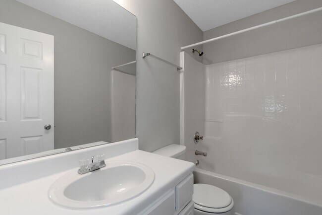 Building Photo - 4 Bedroom 3 bath Gorgeous Home