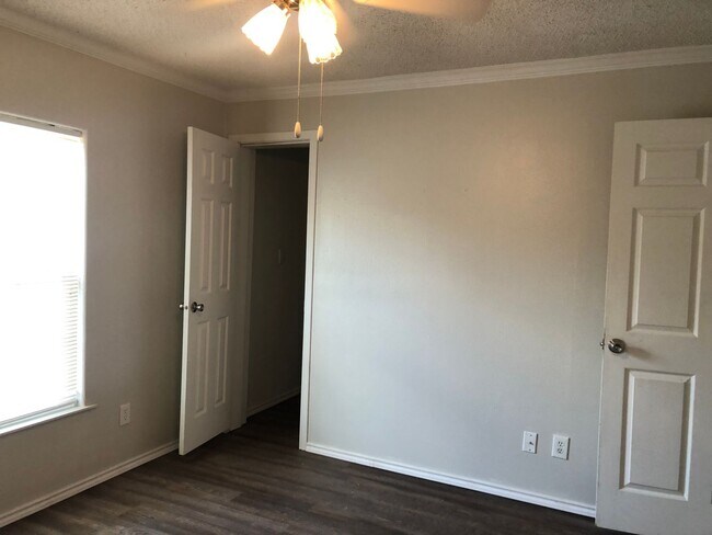 Building Photo - 115 Varsity Dr