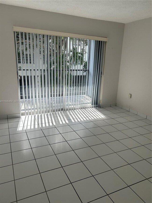 Building Photo - 1250 NE 125th St