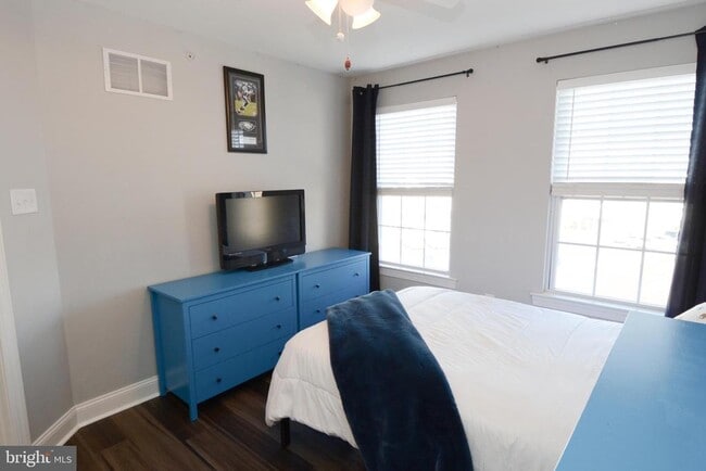 Building Photo - 326 W Hamlin Ave