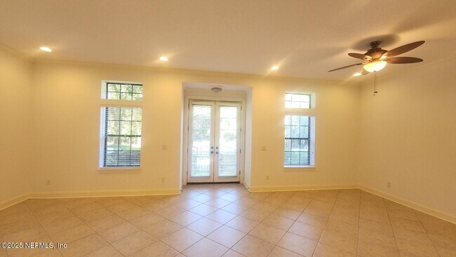 Building Photo - 654 S Loop Pkwy