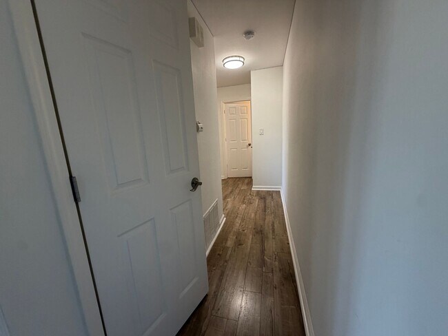 Building Photo - 2044 Benita Dr