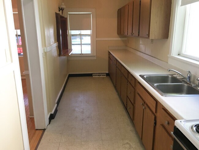 Building Photo - 4-bedroom 1 Bath Single-Family Home Near D...