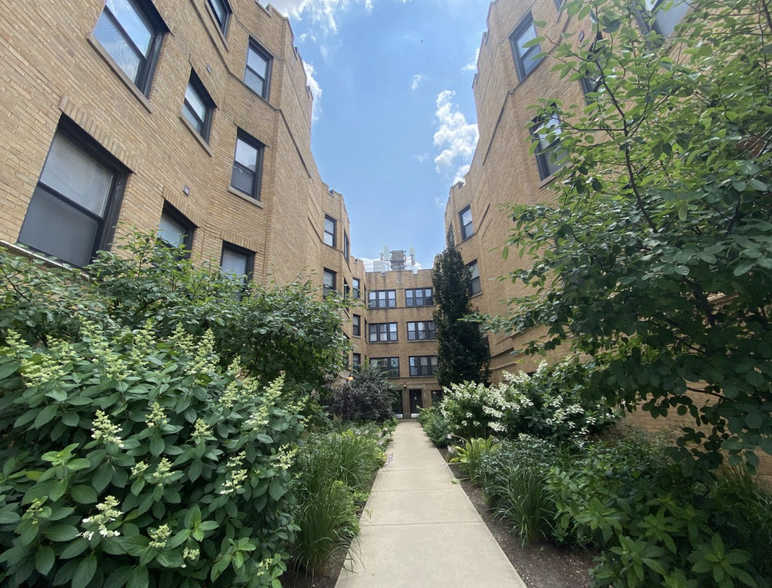 Courtyard - 2807 W Lawrence Ave