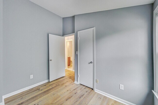 Building Photo - Beautifully maintained end unit Townhouse located in Stonebridge subdivision!