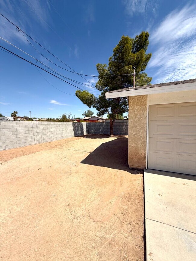 Building Photo - Inviting 3 Bedroom 2 Bathroom Home