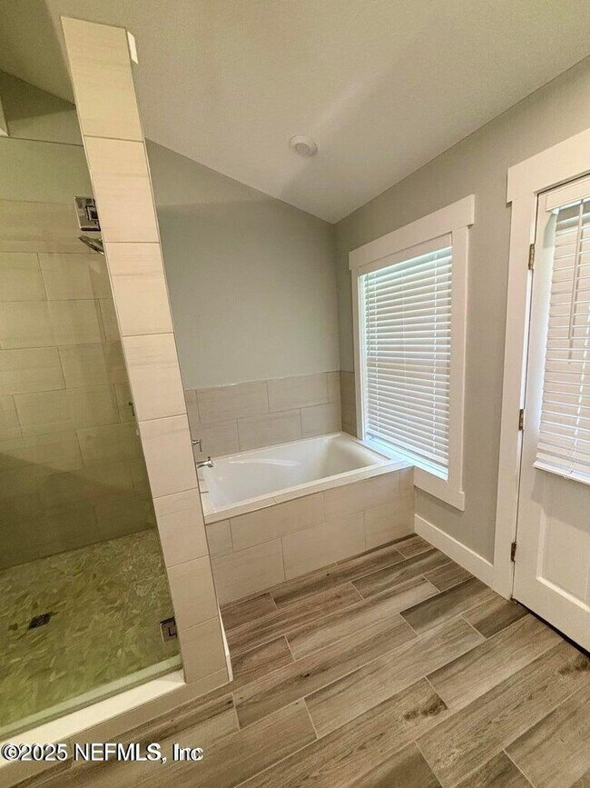 Building Photo - 5609 Hyde Park Cir