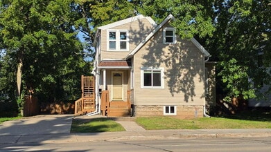 Building Photo - Refurbished 2 Bedroom Upper in Appleton