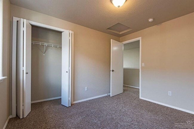 Building Photo - Redmond Townhome
