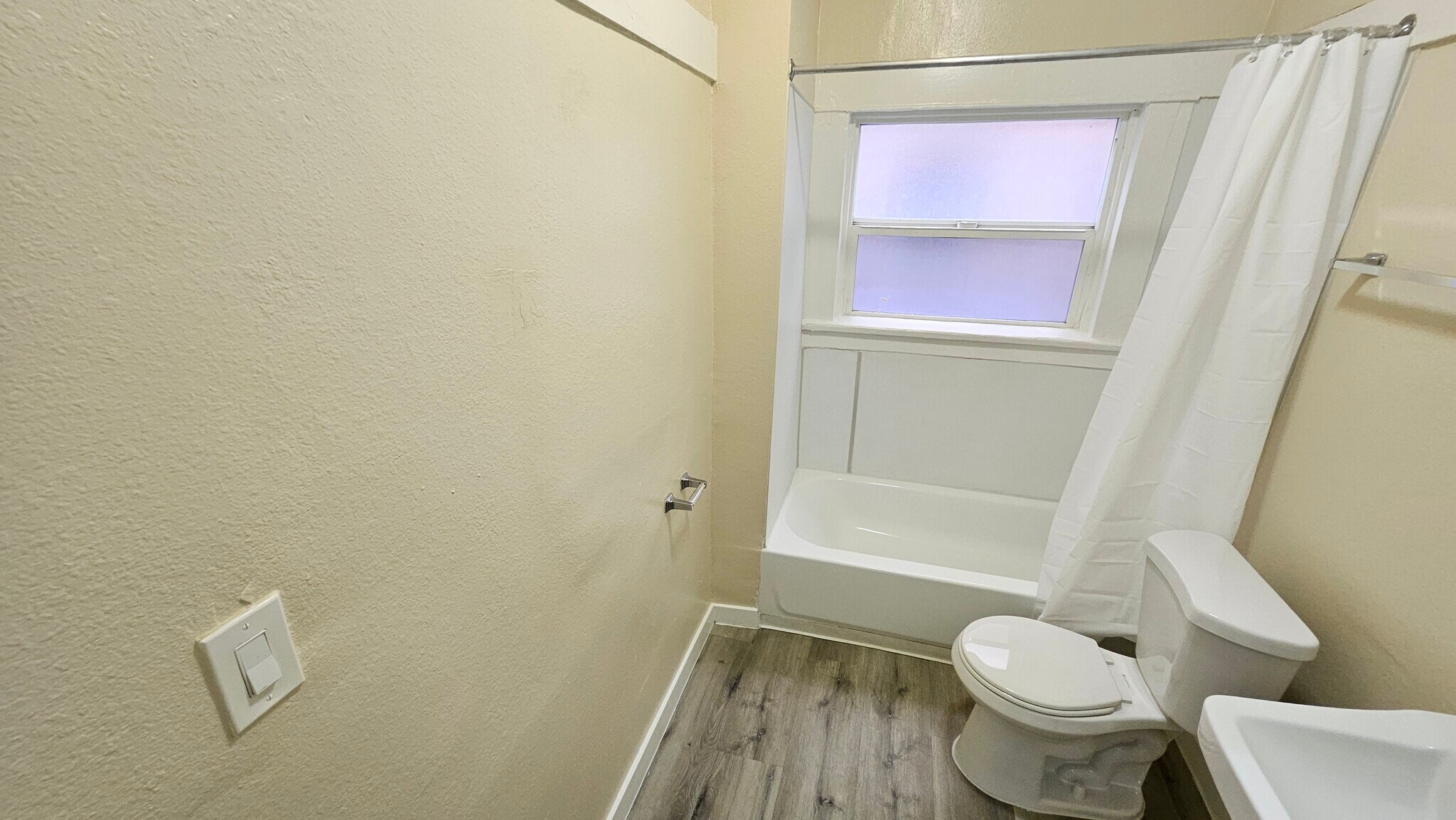 Building Photo - 1330 W 11th St