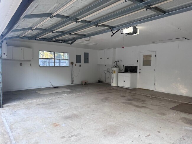 Building Photo - 124 Plum St