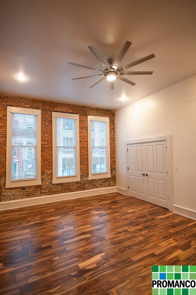Building Photo - Downtown Luxury Loft Apartment