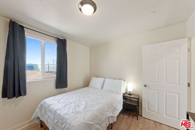 Building Photo - 5912 S Flower St