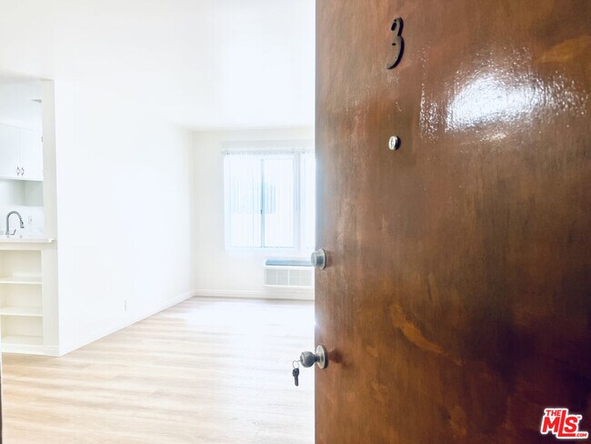 Building Photo - 758 N Hudson Ave