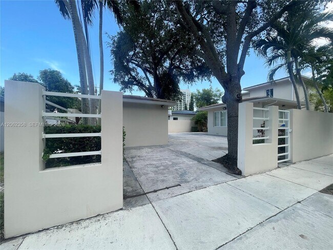 Building Photo - 383 SW 25th Rd