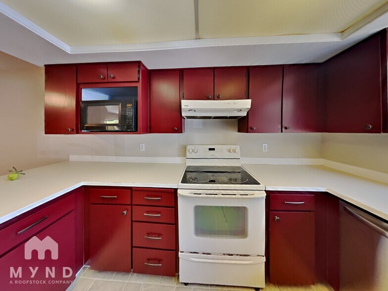 Building Photo - 572 Orcas Ave NE