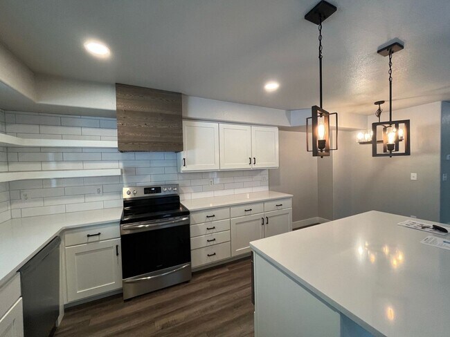 Building Photo - Incredible condo with 2 car garage