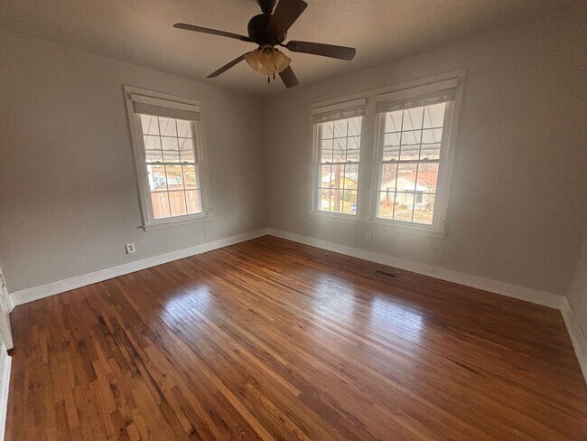 Building Photo - Cute 2 bedroom Hillcrest Bungalow