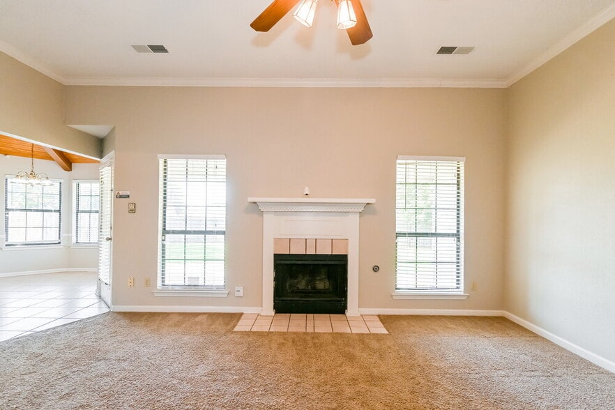 Building Photo - 6690 Autumn Wood Cove