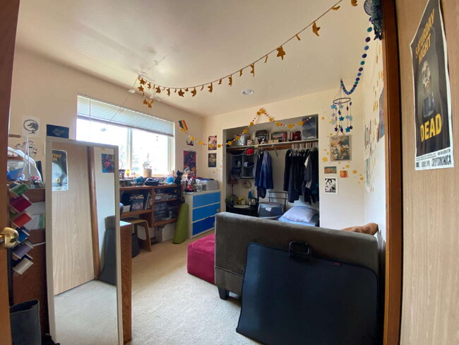Building Photo - Spacious 3-Bedroom Duplex-Home in Roosevel...