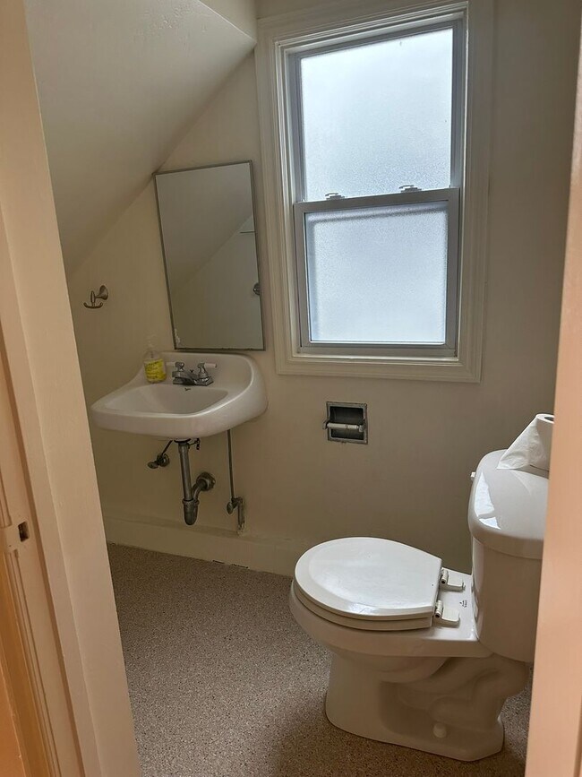 Building Photo - 465 Church St