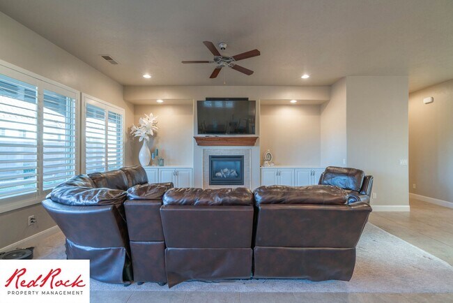 Building Photo - Stunning 2 Bedroom Fully Furnished Home. Community Pool & Mini Golf!