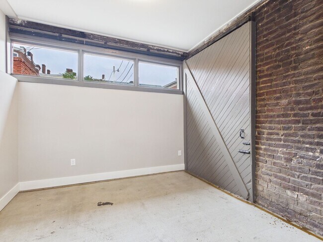 Building Photo - 7 E Franklin St