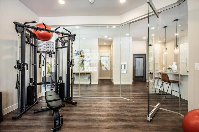 Building Photo - 226 E Lockwood Ave