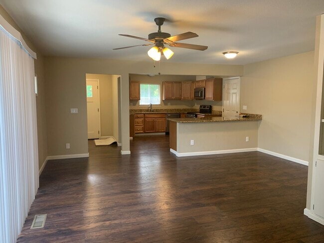 Building Photo - Terrific Brentwood Neigborhood!