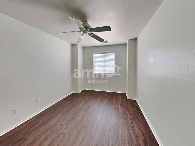 Building Photo - 6727 W Desert Ln