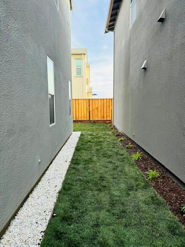 Building Photo - 268 N Oceanside Dr