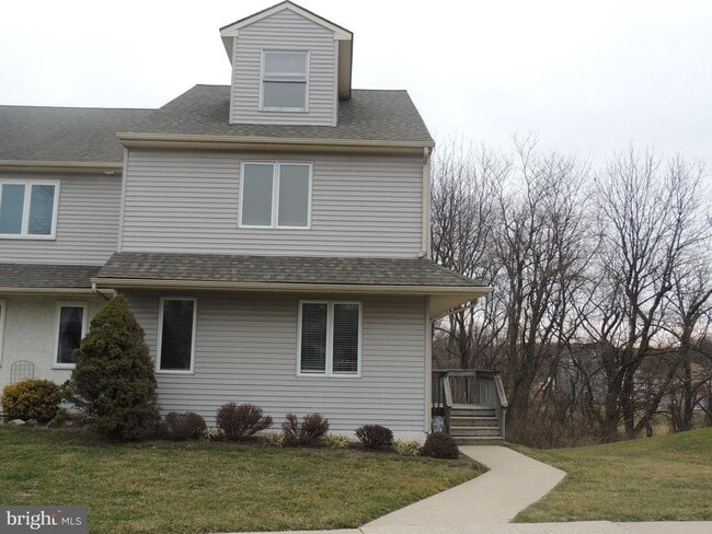 Building Photo - 404 Pinebrooke Cir