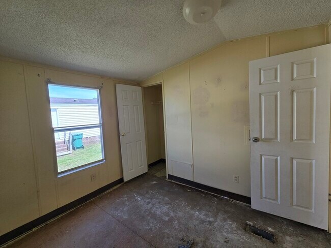 Building Photo - 2115 Cattail Cir
