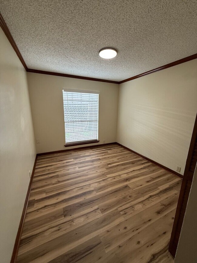 Building Photo - 3BD 2BA FLAT APARTMENT DOWNSTAIRS