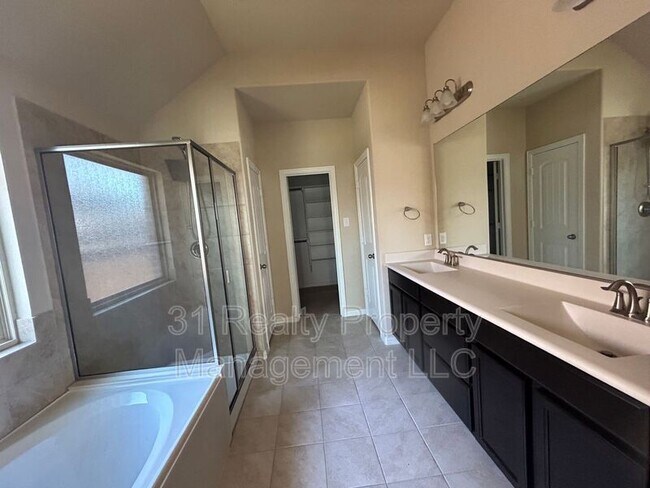 Building Photo - 16616 Central Garden Ln